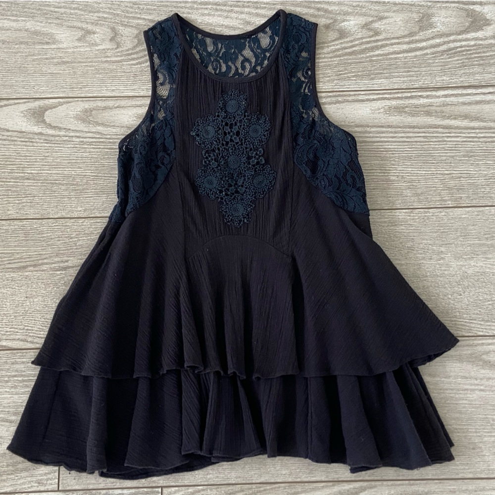 Free people women’s black top. Size: XS.